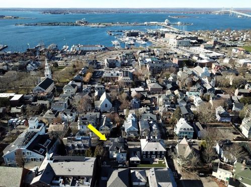 32 School St, Middletown, RI 02840-3144