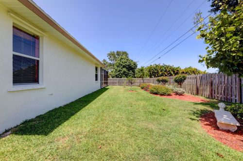 2885 Eagle Dr, Fort Pierce FL 34951-2374 exterior