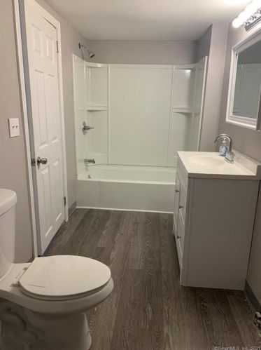 121 Barber St, Windsor CT  06095-4416 exterior