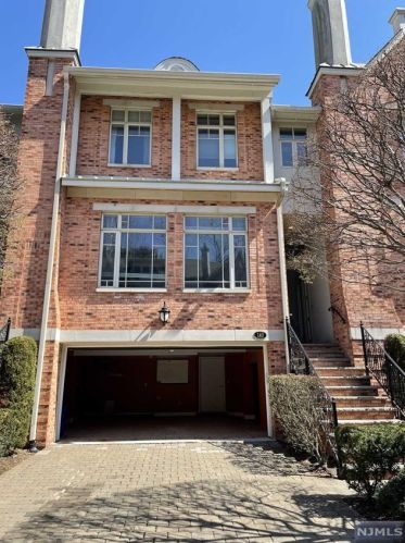 140 Hudson Cv, Edgewater, NJ 07020-1482