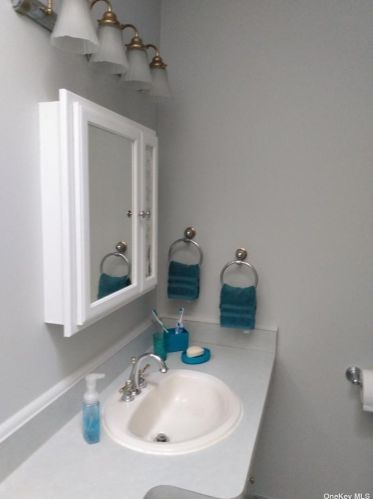 113 Cambridge St, Valley Stream NY 11581-1834 exterior