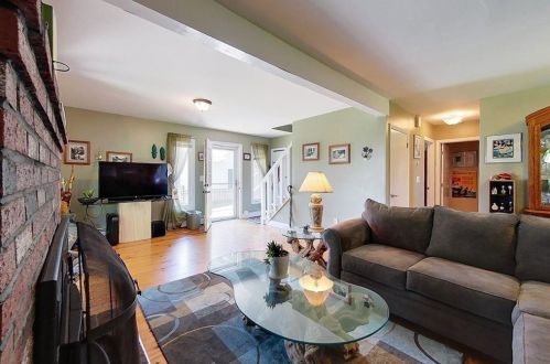 1 Indian Ter, Middletown RI 02842-5721 exterior