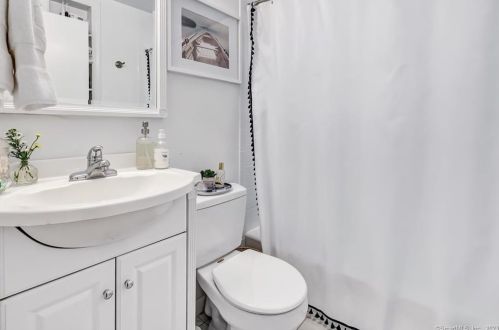 291 Rowayton Ave, Norwalk CT 06853-1628 exterior