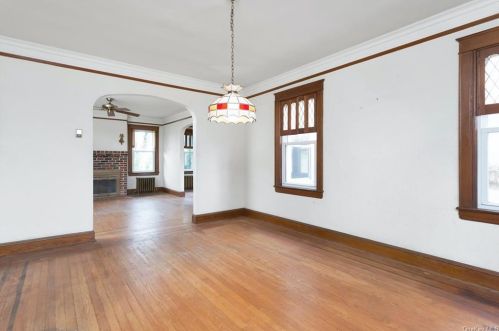 37 Wall Ave, Valhalla NY 10595-1745 exterior