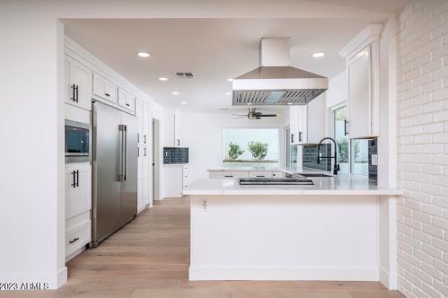 2316 Desert Cove Ave, Phoenix AZ  85028-2411 exterior