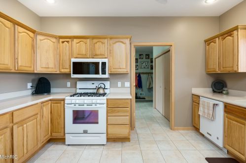 8242 E Ave, Kalamazoo MI 49048-9622 exterior