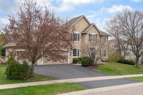 550 Cascade Dr, Chaska, MN 55318-1884