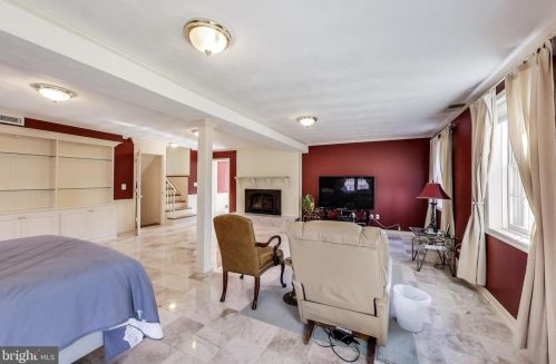 1101 Morningside Ln, Alexandria VA 22308-1042 exterior