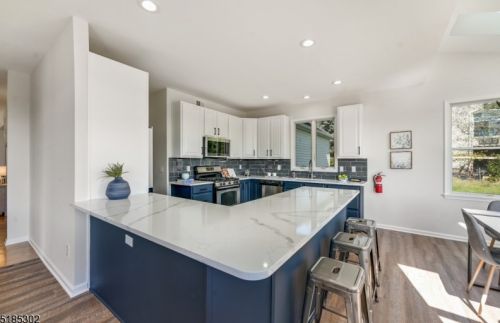 11 Bakley Ter, Town Center NJ  07052-2169 exterior