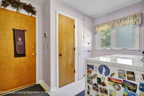 1053 Lantern Hl Dr, East Lansing MI 48823-2831 exterior