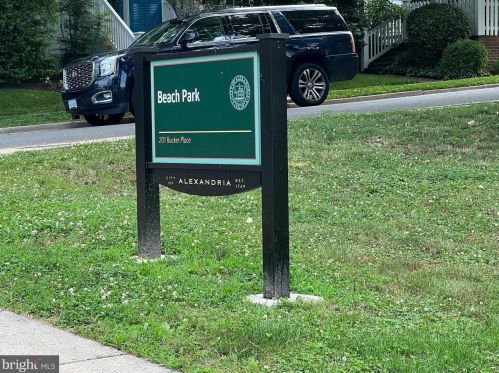 18 Masonic Vw Ave, Alexandria VA 22301-2204 exterior