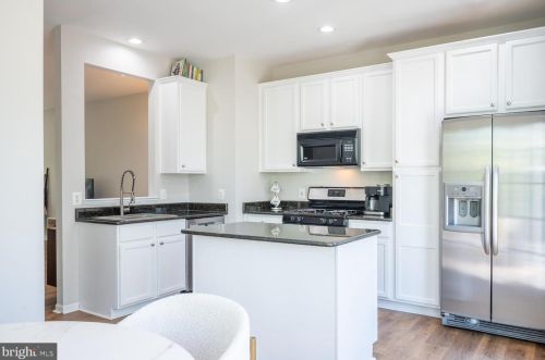 6940 Lerwick Ct, Alexandria VA  22315-5717 exterior