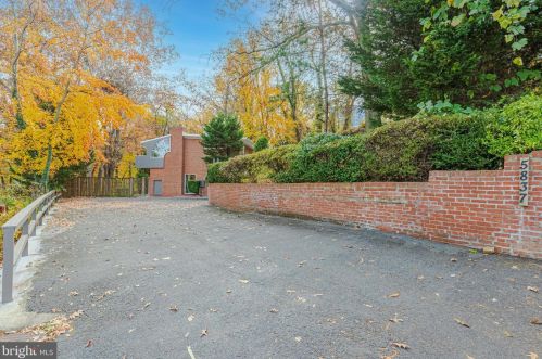 5837 Biscayne Dr, Alexandria VA  22303-1925 exterior