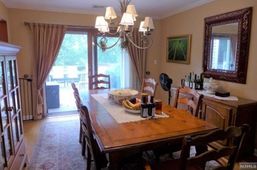 208 Laurel Dr, Oradell NJ  07649-2423 exterior