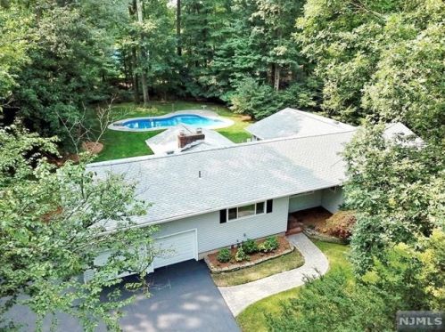 18 Summit Ave, Montvale, NJ 07645-1222