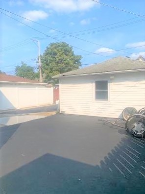 13323 Commercial Ave, Chicago IL 60617-3281 exterior