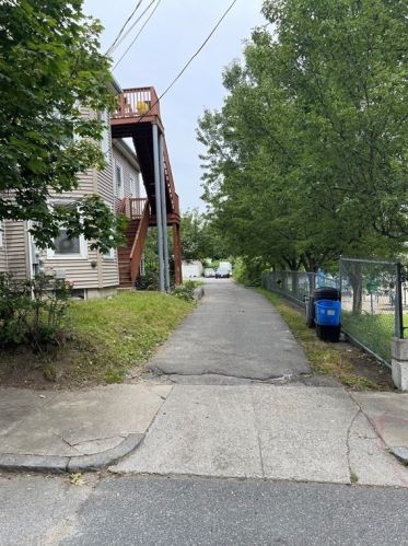 18 Falmouth St, Worcester MA 01607-1313 exterior