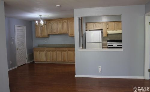 922 Waterford Dr, Edison NJ  08817-1910 exterior