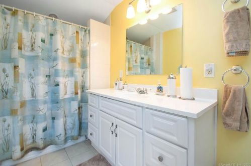 9 Allen St, Enfield CT 06082-4715 exterior