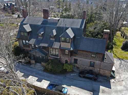 7 Red Cross Ave, Middletown, RI 02840-3316