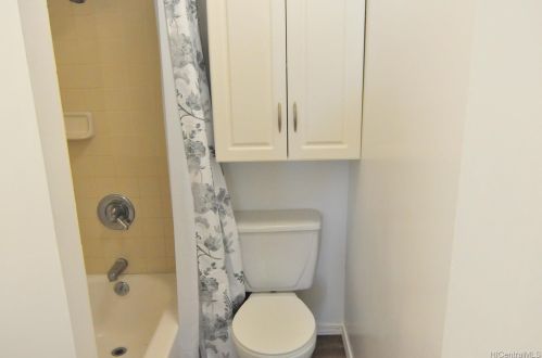 2421 Tusitala St, Honolulu HI  96815-3151 exterior