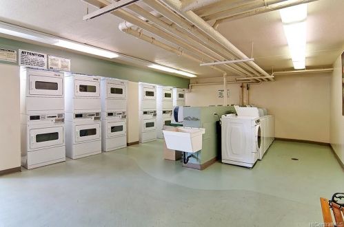 2452 Tusitala St, Honolulu HI  96815-3154 exterior