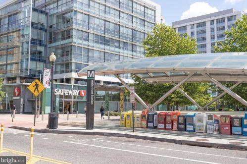 700 7th St, Washington DC  20001-3716 exterior