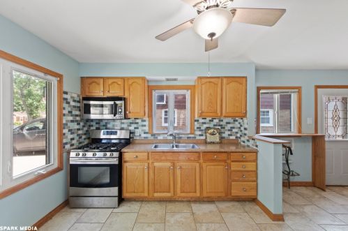 11650 Sacramento Dr, Chicago IL 60803-5889 exterior