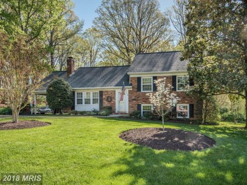 8019 Candlewood Dr, Alexandria VA  22306-3221 exterior