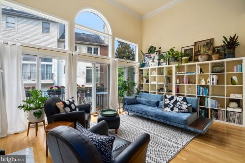 3803 Courtland Cir, Alexandria VA 22305-2061 exterior