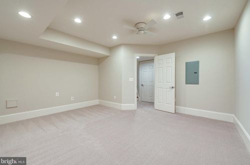 1402 Harvest Xing Dr, Mc Lean VA 22101-5650 exterior