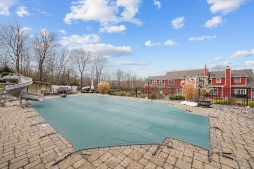 339 Clove Rd, Monroe NY 10950-4754 exterior