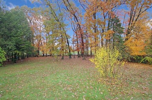 1 Angel Pl, North Haven CT 06473-2402 exterior