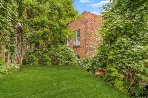 1923 Hennessy Pl, Bronx NY 10453-2910 exterior