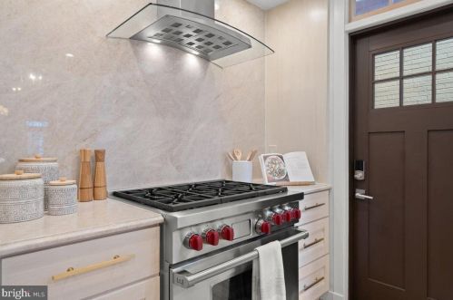 613 Royal St, Alexandria VA  22314-2031 exterior