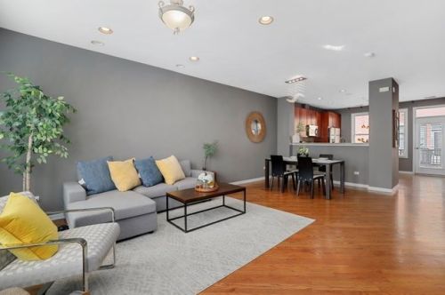 648 Oak St, Chicago IL  60610-7298 exterior