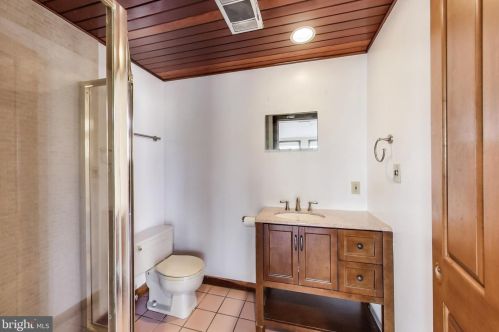 1101 Morningside Ln, Alexandria VA 22308-1042 exterior