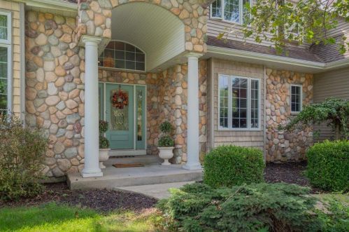 1225 Holiday Ln, Kalamazoo, MI 49024-5790