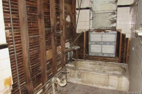 458 187th St, Bronx NY 10458-6617 exterior