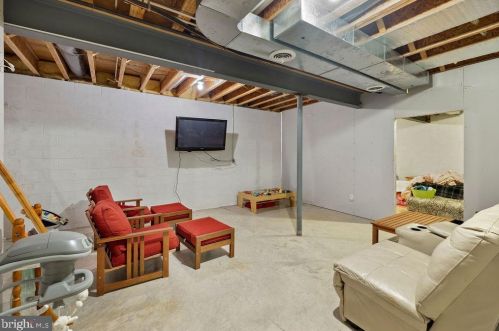 381 Thornhill Dr, Hanover PA  17331-7976 exterior