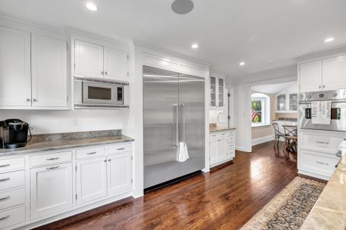 1469 Lilac Ln, Milwaukee WI  53217-2960 exterior