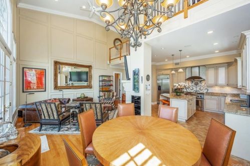 2 Shadow Tree Ln, Briarcliff NY 10510-2255 exterior