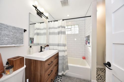 2210 Oklahoma Ave, Milwaukee WI  53207-2924 exterior