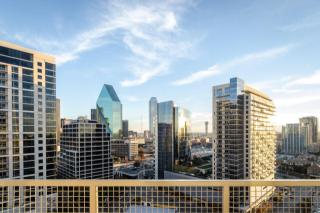 2225 Harwood St, Dallas TX  75201-1324 exterior