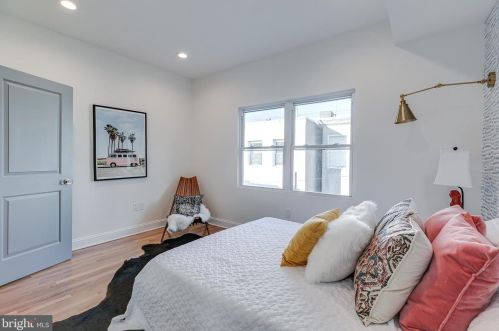 1009 Greenwich St, Philadelphia PA 19147-6409 exterior