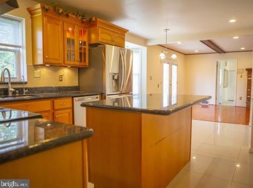 11007 Lamplighter Ln, Rockville MD  20854-2764 exterior