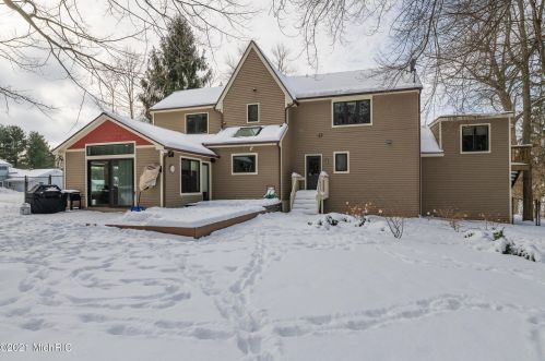 1360 Crooked Lk Dr, Kalamazoo MI 49009-8950 exterior