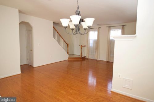 5082 Donovan Dr, Alexandria VA 22304-7755 exterior