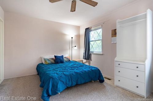 943 Kirts Blvd, Troy MI 48084-4837 exterior