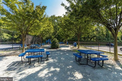 7333 New Hampshire Ave, Silver Spring MD 20912-6958 exterior